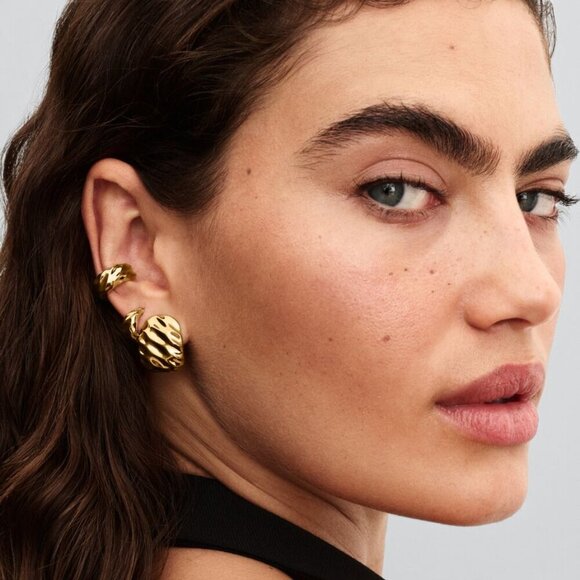 Women's 14k Gold Plating Sparkle Rippled Hoop Elegance Earrings Unique Design - Picture 2 of 3